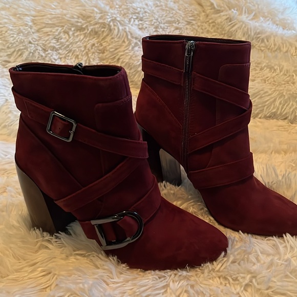Suede Vince Camino block heel ankle boot. Size 7 - Picture 2 of 7